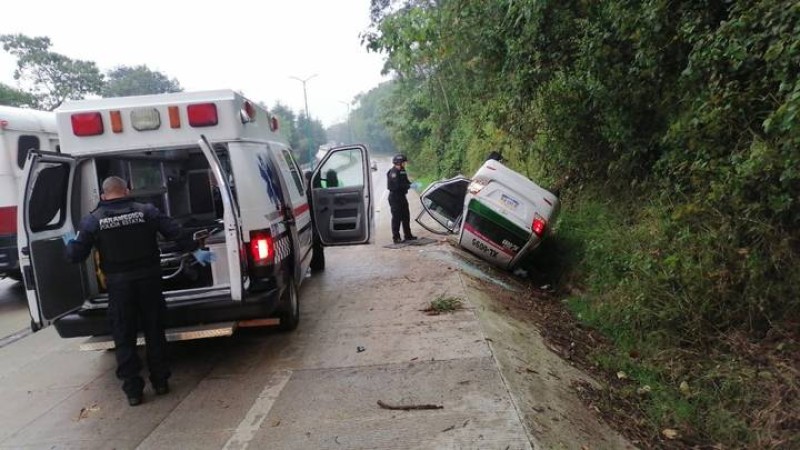 Taxi volcó y cayó en una cuneta del bulevar a Coatepec; dos lesionados