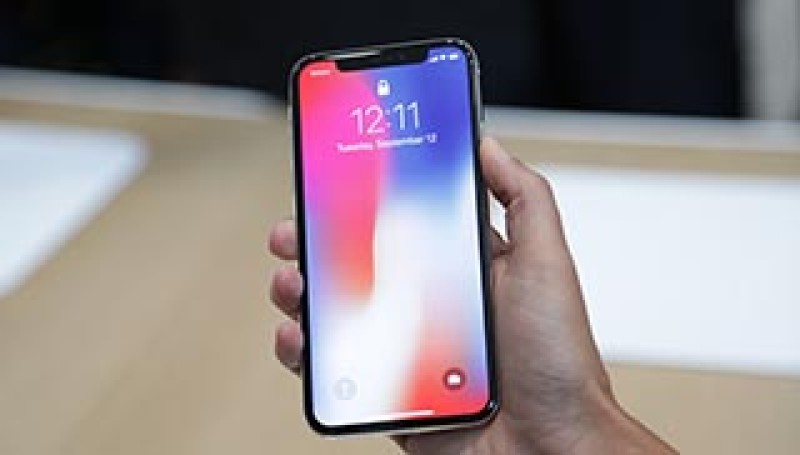 Proveedor de Apple en Asia emplea a jóvenes para armar el iPhone X