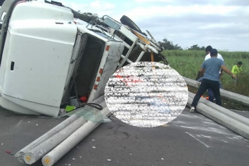 Vuelca camión cargado de postes de concreto en carretera de Veracruz; hay varios muertos