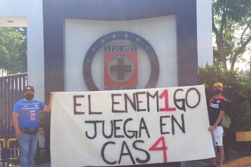 Aficionados de Cruz Azul protestan contra Corona y ‘Cata’