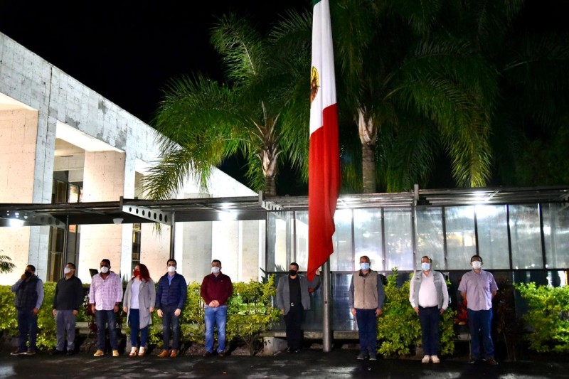 Congreso local, iza y arría Bandera Nacional en memoria de fallecidos por COVID-19.