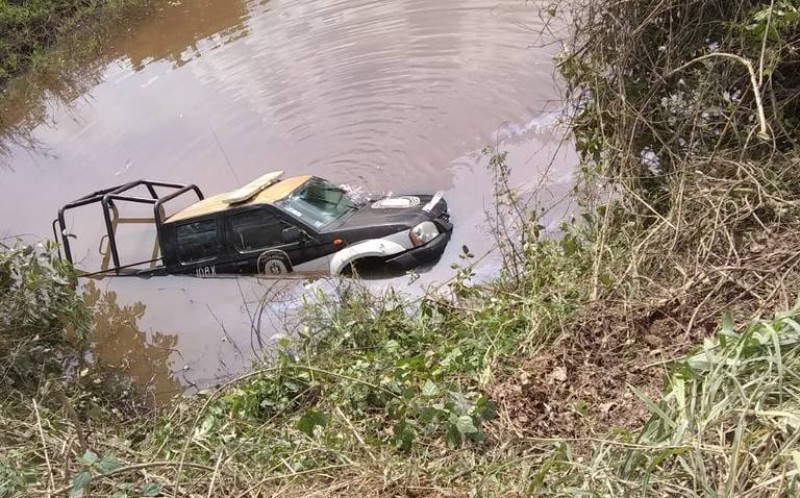 Policías del IPAX cayeron a un barranco; terminaron en una laguna