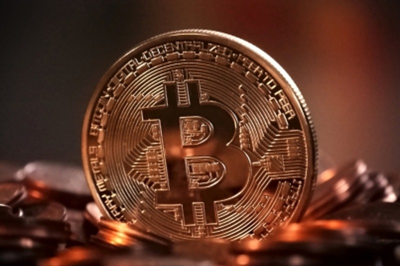 Bitcoin cae por primera vez por debajo de cinco mil dólares