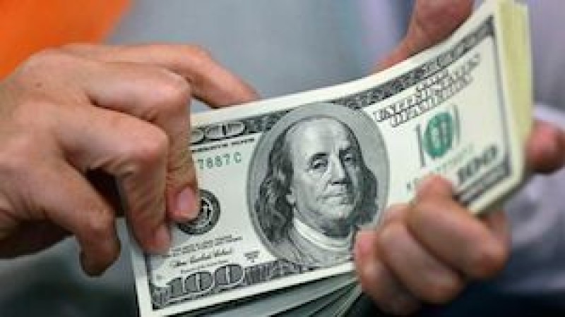 Dólar se vende hasta en 18.95 en bancos