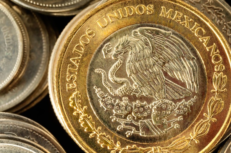 Peso mexicano retrocede 9 centavos