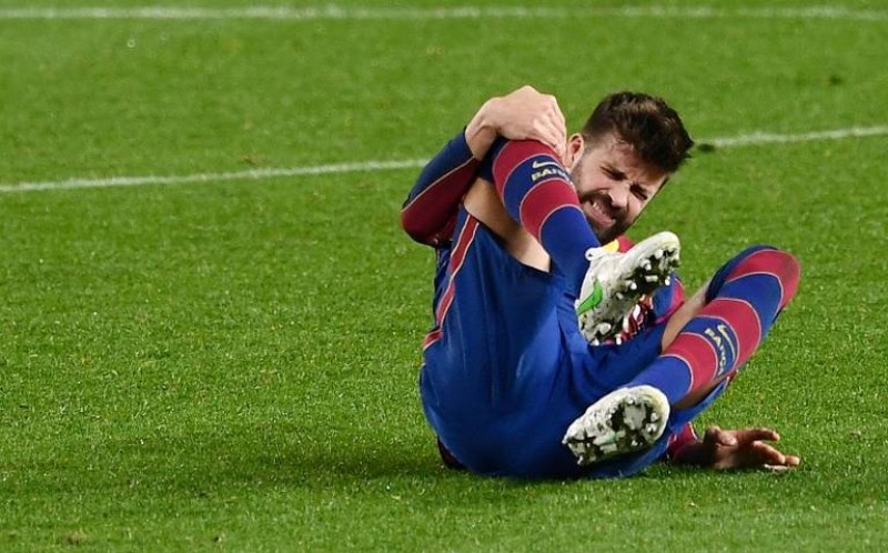 Piqué sufre esguince de ligamento en rodilla que lo dejará fuera de la cancha