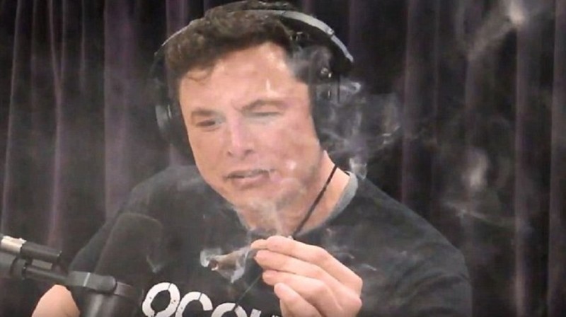 #Video Elon Musk fuma mariguana y acciones de Tesla se desploman