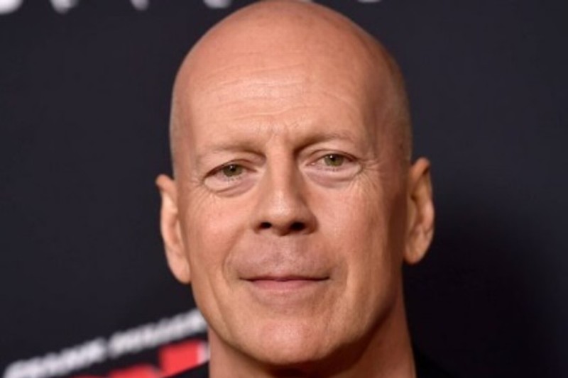 Bruce Willis acepta error, pide disculpa y usar el cubrebocas