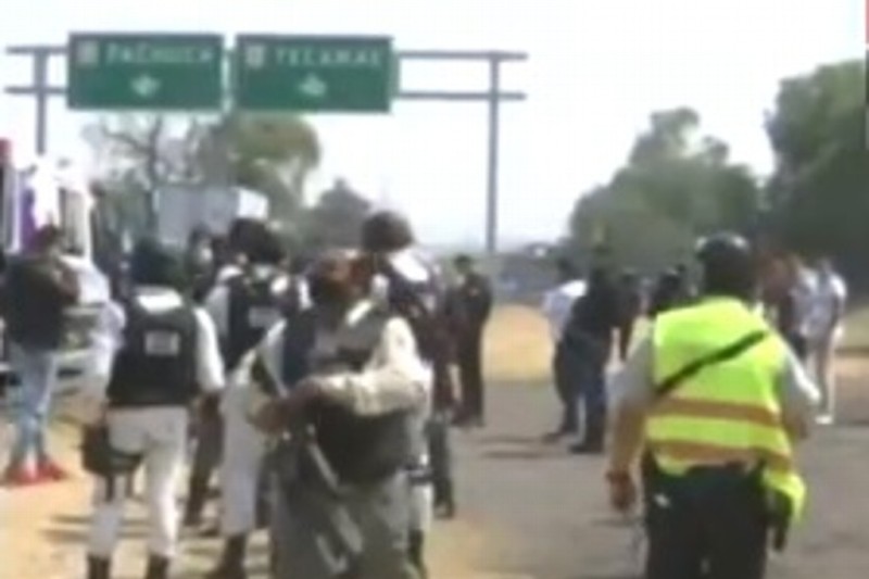 Muere policía en enfrentamiento en autopista esta mañana