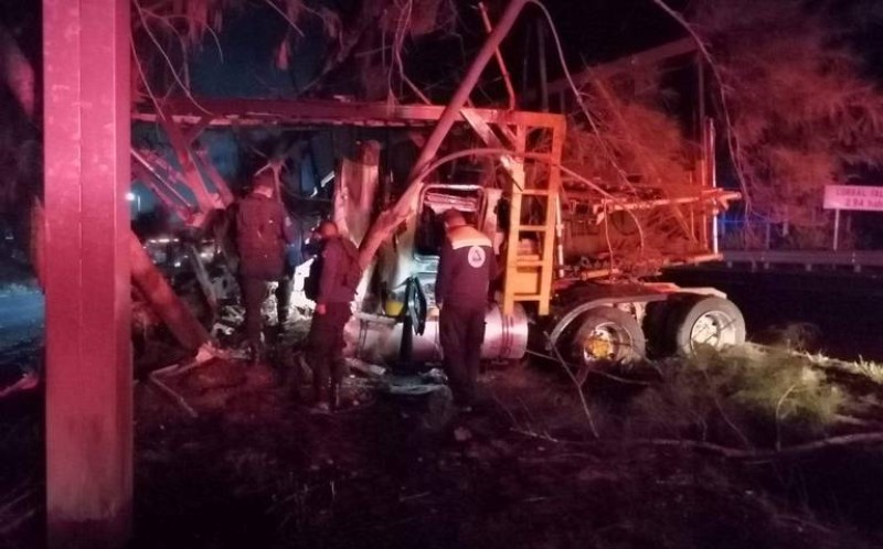 Tráiler queda convertido en cenizas al incendiarse en Miradores