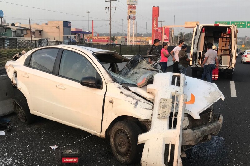 Fuerte choque ocasiona volcadura en autopista Veracruz-Cardel