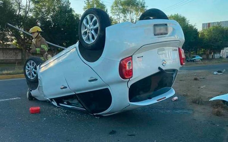 Mujer volcó con su auto en la Xalapa-Banderilla